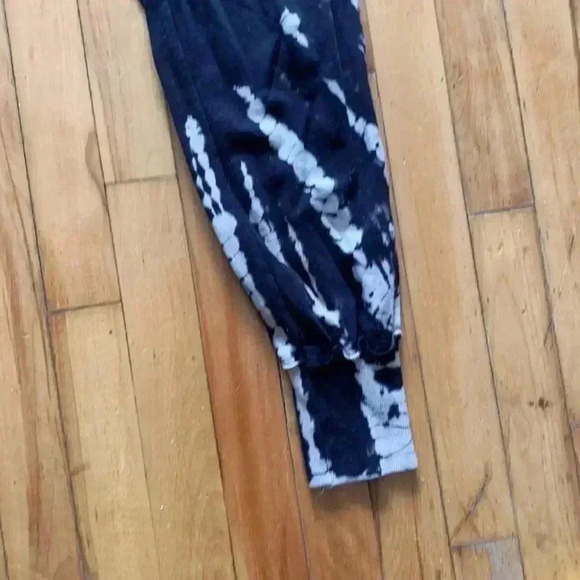 Young  fabulous & broke - Picture 2 of 5